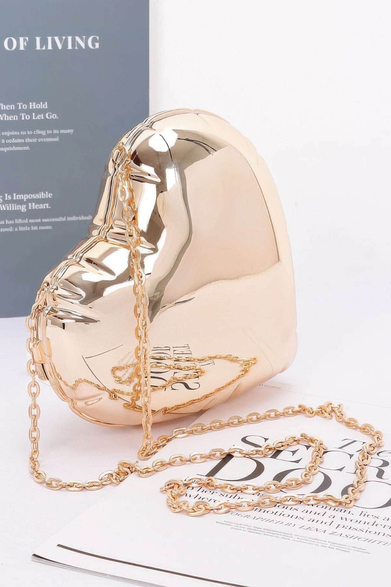 Heart-Shaped Acrylic Chain Shoulder Bag Secondary image