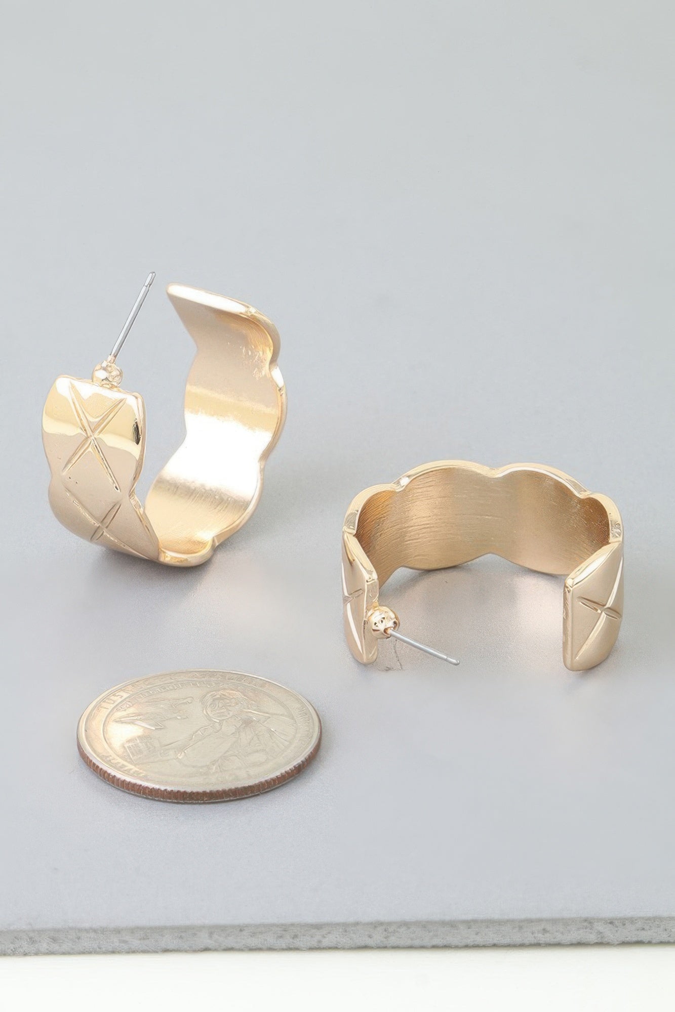 Textured Diamond Pattern Hoop Earrings Secondary image