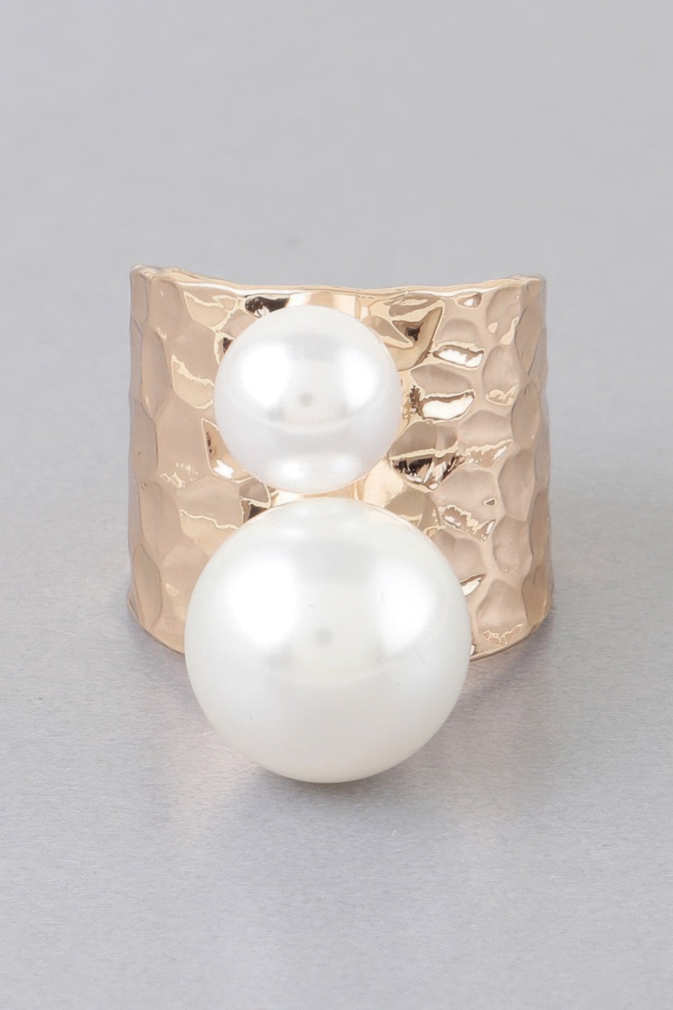 Gold-Tone Hammered Band Ring with Twin Cream Pearls Secondary image