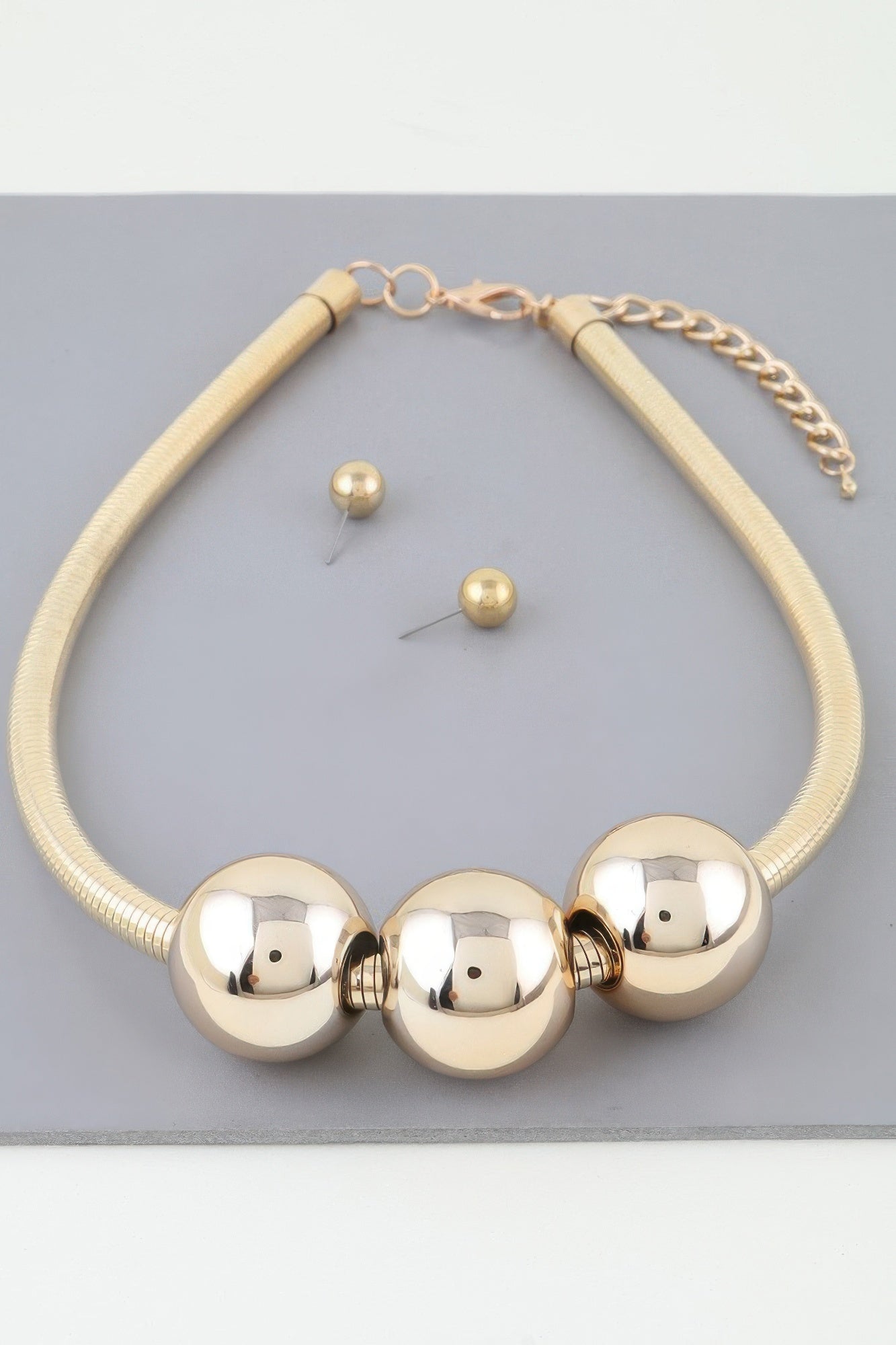 Three-Bead Shiny Statement Necklace Secondary image