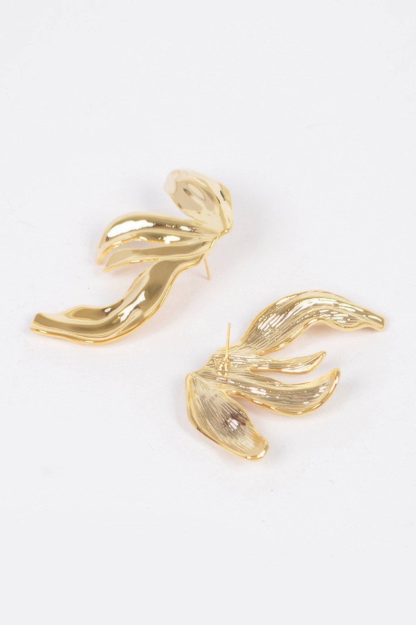 Sculpted Leaf Motif Metal Earrings Secondary image