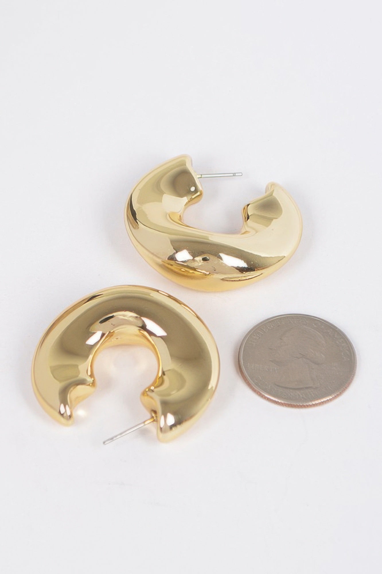 Sculpted Curved Hoop Earrings Secondary image