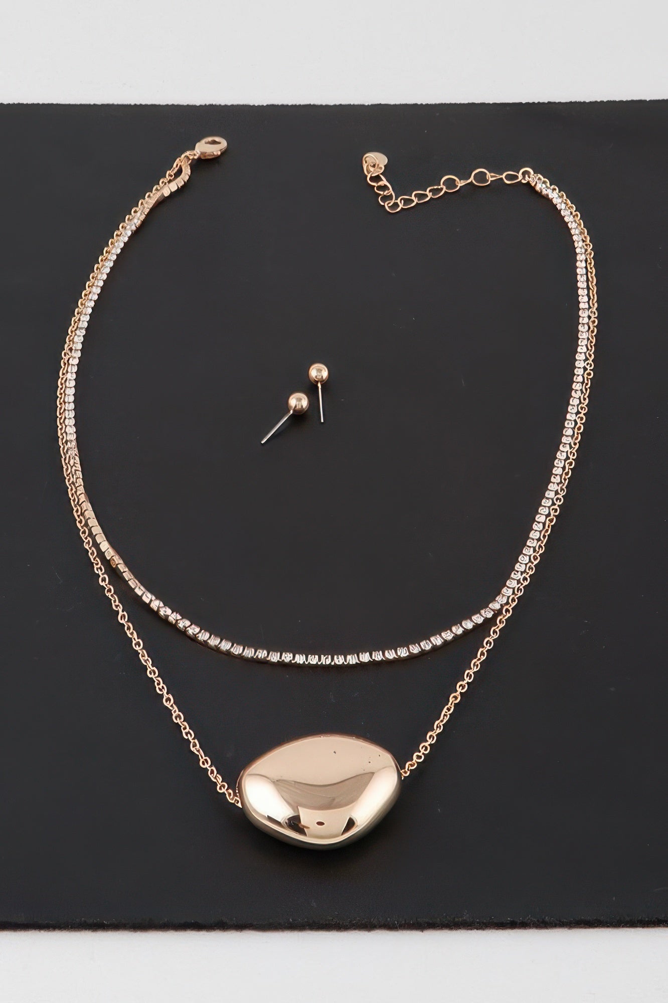 Double-Layer Oval Pendant Necklace Secondary image