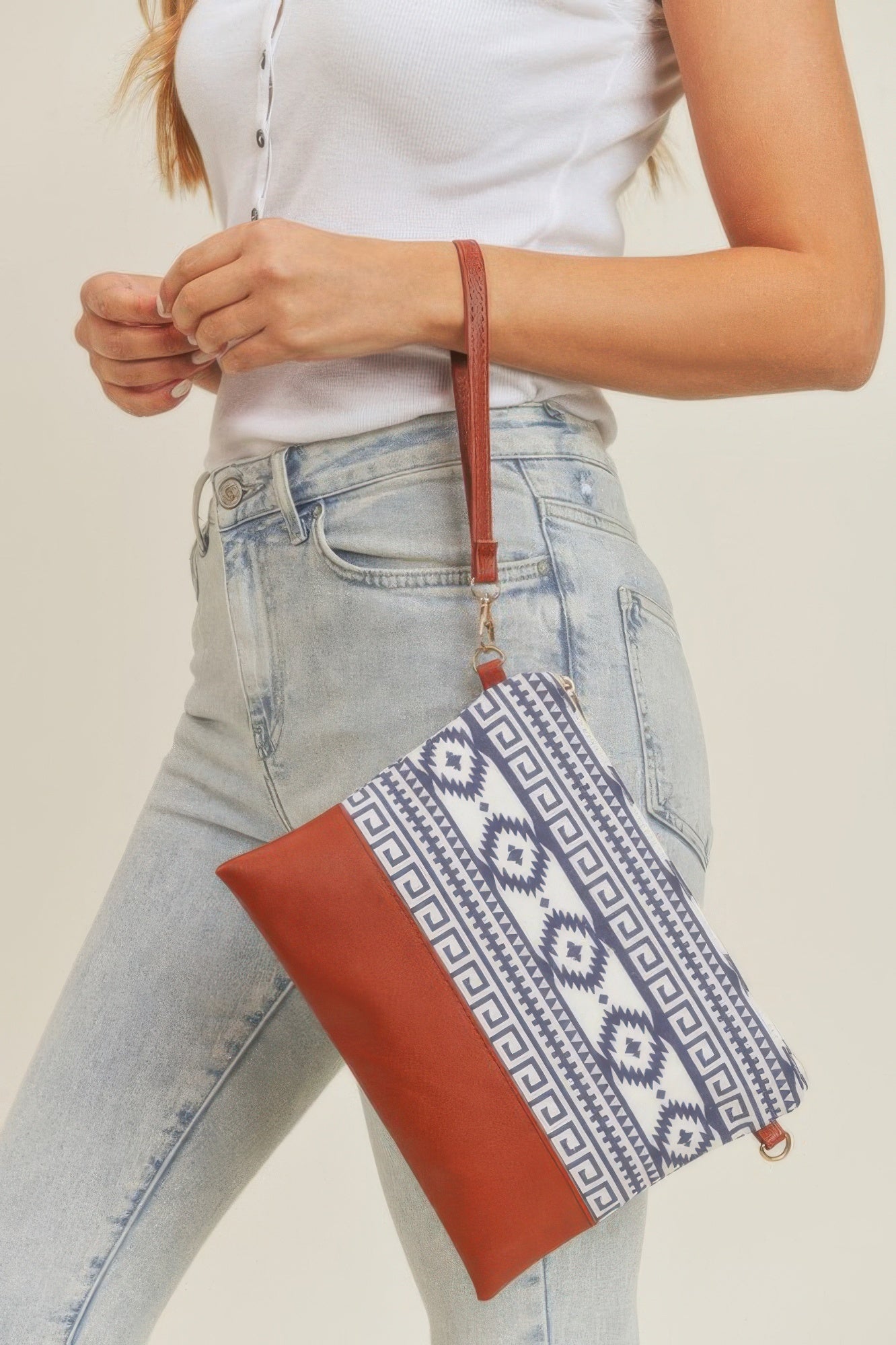 Aztec Print Crossbody Wristlet Bag Secondary image