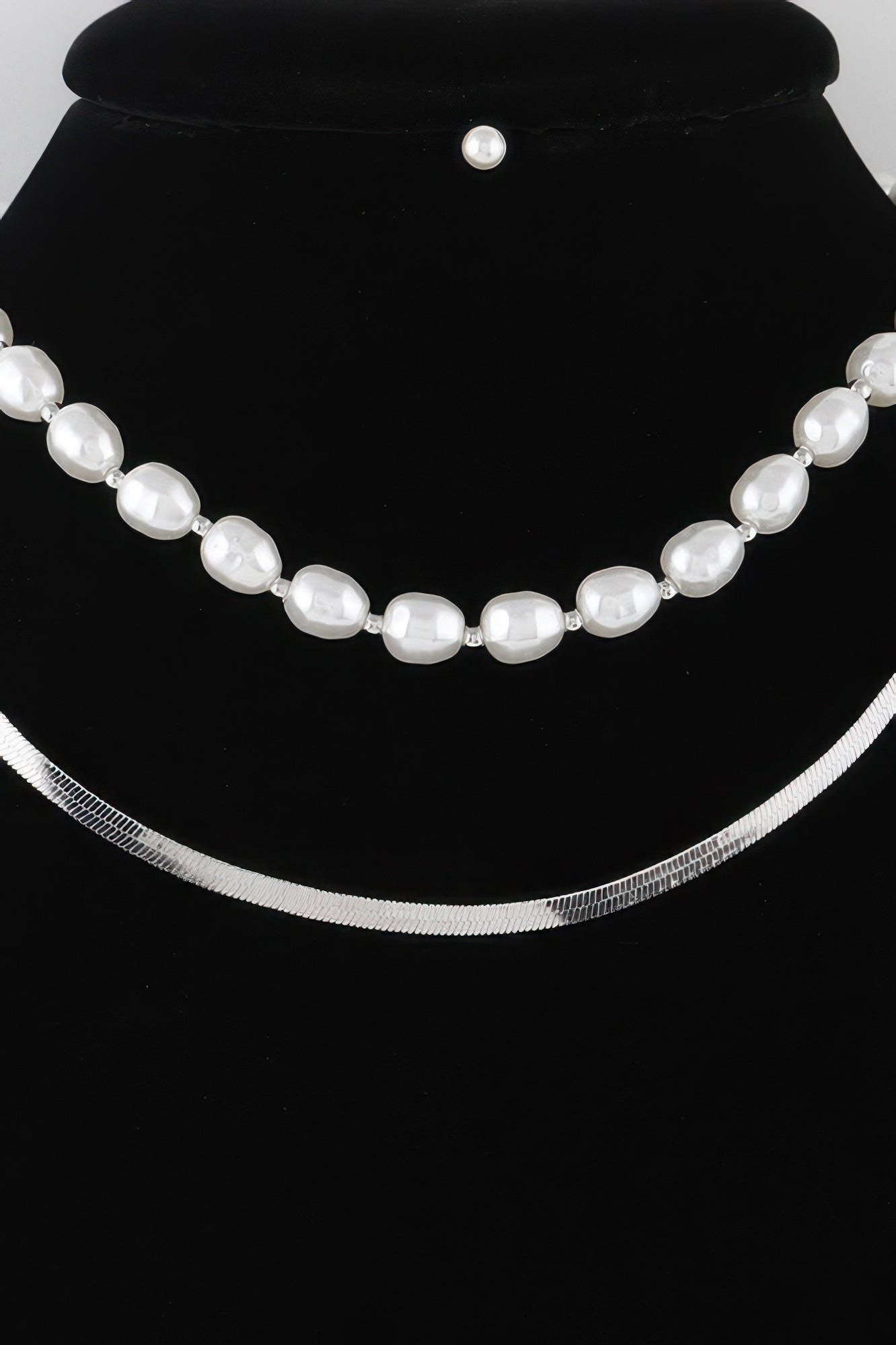 Polished Beaded Short Necklace Secondary image