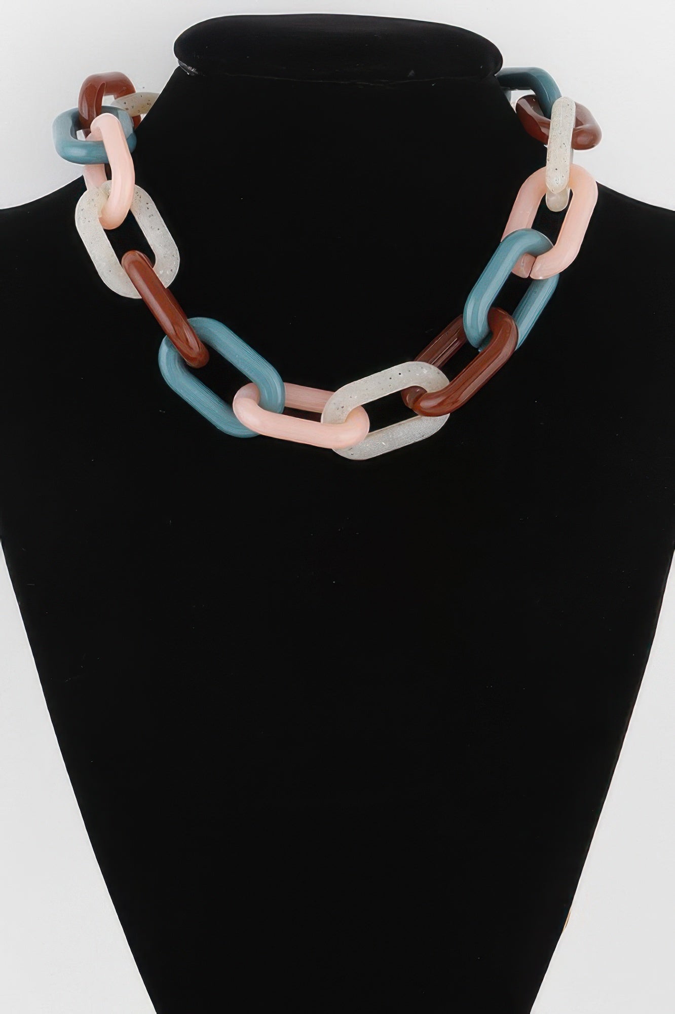Three-Tone Interlocking Link Necklace Secondary image